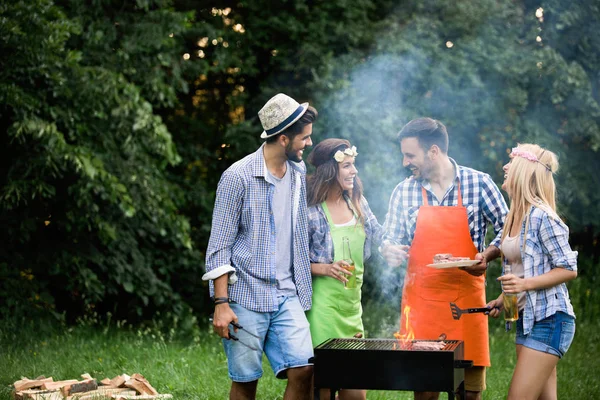 Groep Vrienden Die Buiten Barbecue Lachen Samen — Stockfoto
