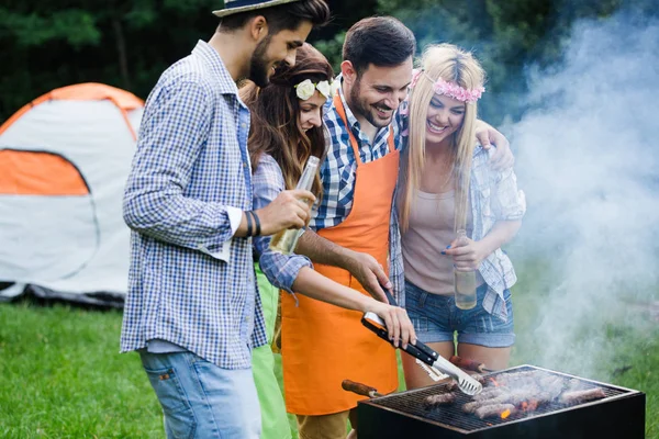 Groep Vrienden Met Barbecue Feesten Bos — Stockfoto