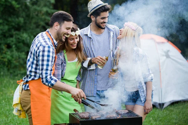 Groep Vrienden Maken Van Een Barbecue Samen Buiten Natuur — Stockfoto