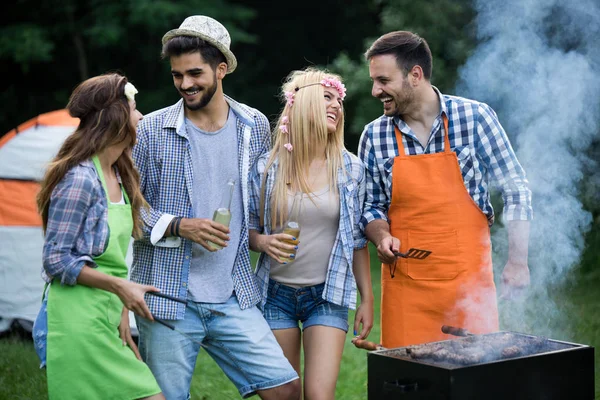 Amigos Teniendo Una Fiesta Barbacoa Naturaleza Mientras Divierten — Foto de Stock