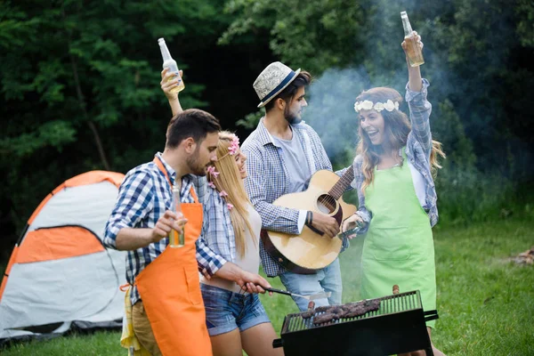 Amici Che Fanno Una Festa Barbecue Natura Divertendosi — Foto Stock