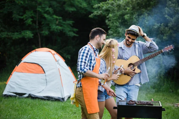 Arkadaşlar Doğada Bbq Yaparak Eğleniyorlar — Stok fotoğraf