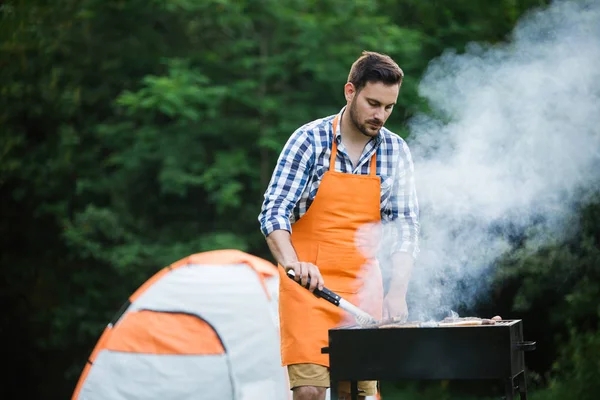 Bonito Jovem Macho Preparando Churrasco Livre Para Amigos — Fotografia de Stock