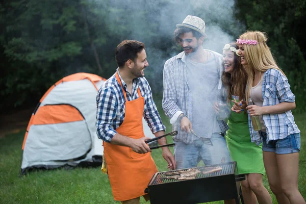 Gruppo Amici Che Fanno Festa Barbecue Nella Foresta — Foto Stock