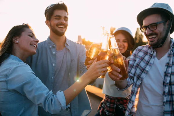 Друзья Веселятся Пьют Пиво Открытом Воздухе Крыше Собираются Вместе — стоковое фото