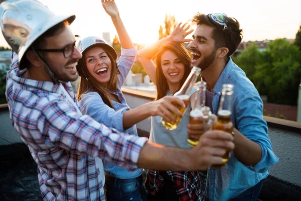 Jovens Festejando Terraço Com Bebidas Pôr Sol Jovens Homens Mulheres — Fotografia de Stock