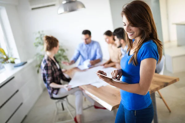 Picture Beautiful Young Woman Business Holding Tablet — Stock Photo, Image