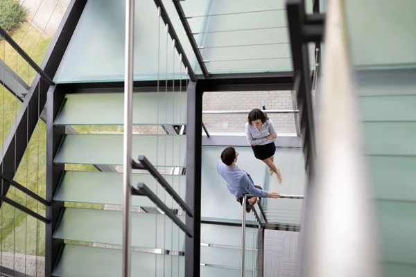 Молодые Бизнесмены Поднимаются Лестнице Офисное Здание — стоковое фото