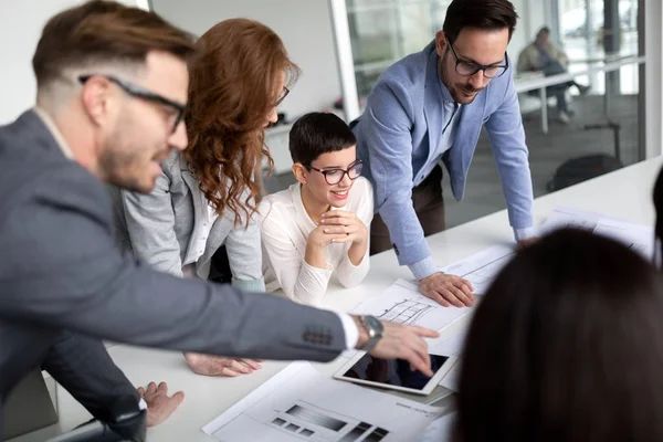 Modern toplantı odasında etmek ve iş kişi konferans