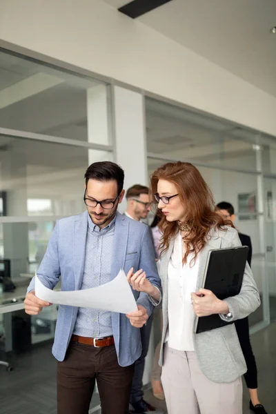 Zelfverzekerde Jongeren Uit Het Bedrijfsleven Die Het Lopende Project Evalueren — Stockfoto