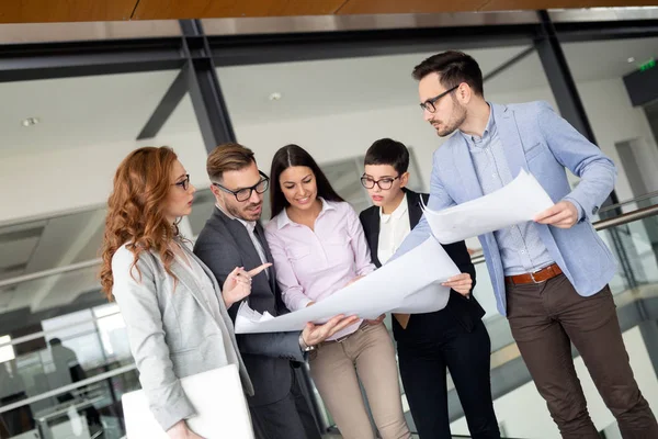 Gruppo Imprenditori Che Collaborano Progetto Ufficio — Foto Stock