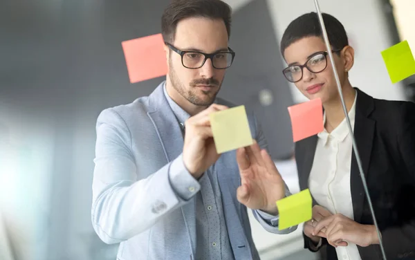 Équipe Commerciale Créative Recherche Notes Collantes Sur Fenêtre Dans Bureau — Photo