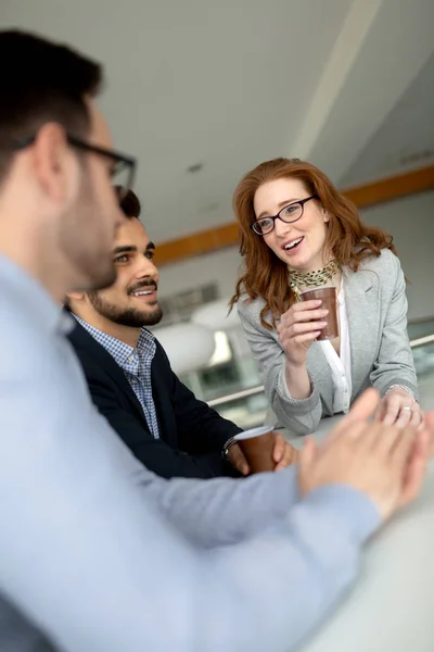 Zakenmensen Die Plezier Hebben Chatten Kantoor — Stockfoto