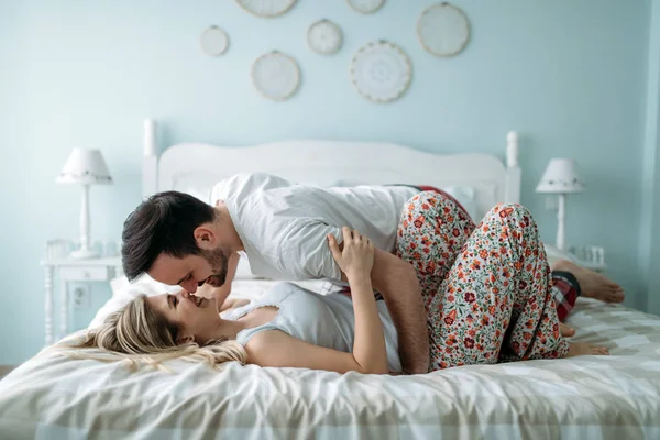 Portret Van Jonge Aantrekkelijke Verliefde Paar Slaapkamer — Stockfoto