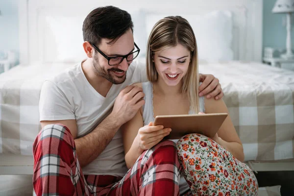 Unga Lyckliga Paret Använder Digitala Tablett Sovrum — Stockfoto