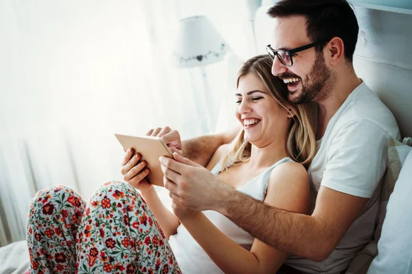 Jeune Couple Heureux Utilisant Une Tablette Numérique Dans Chambre — Photo