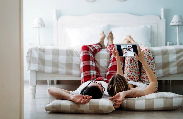 Young Happy Couple Using Digital Tablet Bedroom — Stock Photo, Image