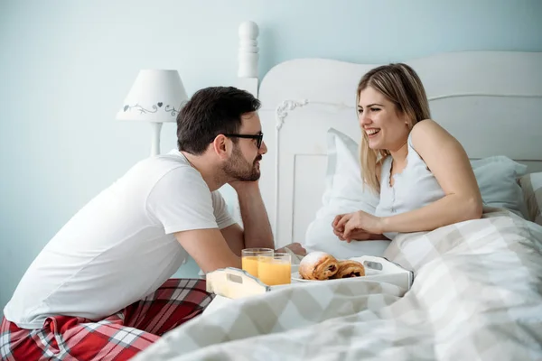 Portrait Jeune Couple Aimant Attrayant Dans Chambre — Photo