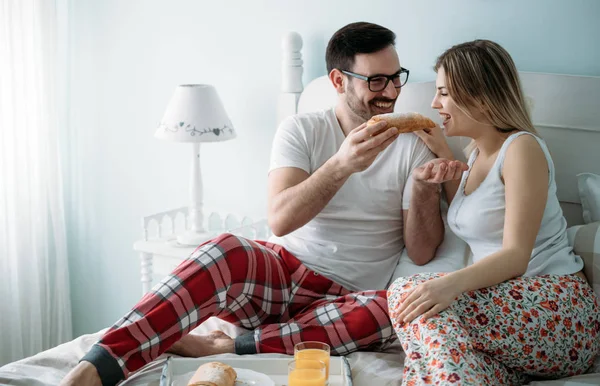 Portrait Jeune Couple Aimant Attrayant Dans Chambre — Photo