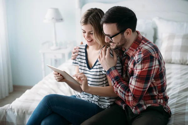 Jeune Couple Heureux Utilisant Une Tablette Numérique Dans Chambre — Photo
