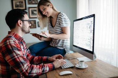 Genç çekici grafik tasarımcıları proje üzerinde birlikte çalışma