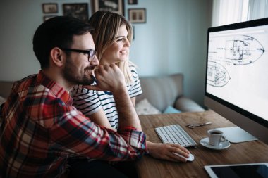 Genç çekici grafik tasarımcıları proje üzerinde birlikte çalışma