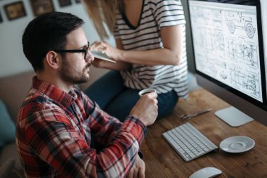 Evde projede çalışan genç çekici Tasarımcısı