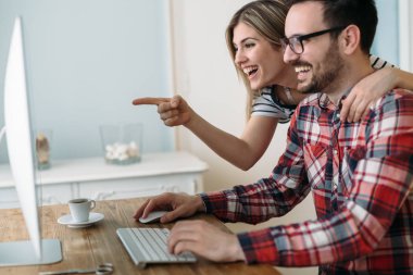 Genç çekici grafik tasarımcıları proje üzerinde birlikte çalışma
