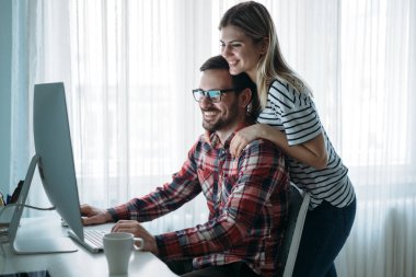 Genç çekici grafik tasarımcıları proje üzerinde birlikte çalışma