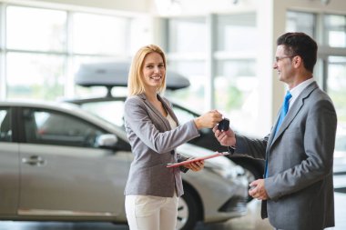 Genç güzel kadın araba satış danışmanı showroom çalışma