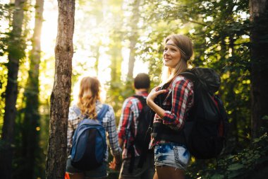  trekking için yürüyüşçü orman