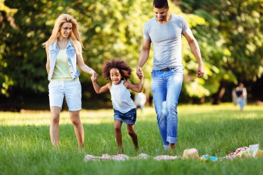 Mutlu genç çifti ile kızları doğada vakit