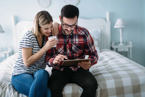 Jonge Gelukkige Paar Met Behulp Van Digitale Tablet Slaapkamer — Stockfoto
