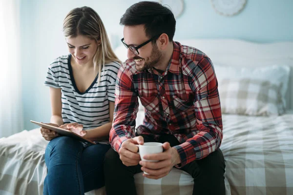 Junges Glückliches Paar Nutzt Digitales Tablet Schlafzimmer — Stockfoto