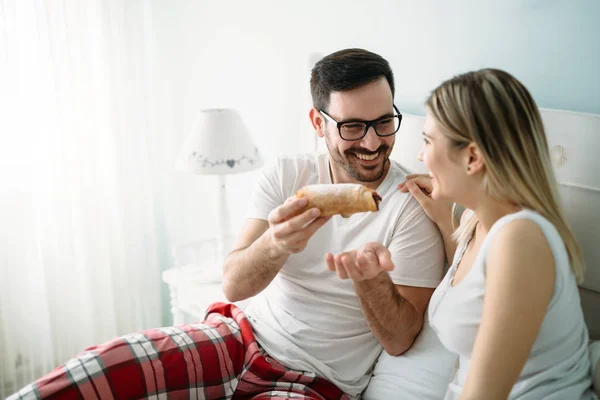 Jeune Couple Attrayant Prenant Petit Déjeuner Lit Ensemble — Photo