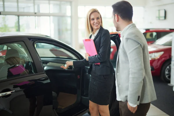 Verkäuferin Bei Der Arbeit Mit Kundin Autohaus — Stockfoto