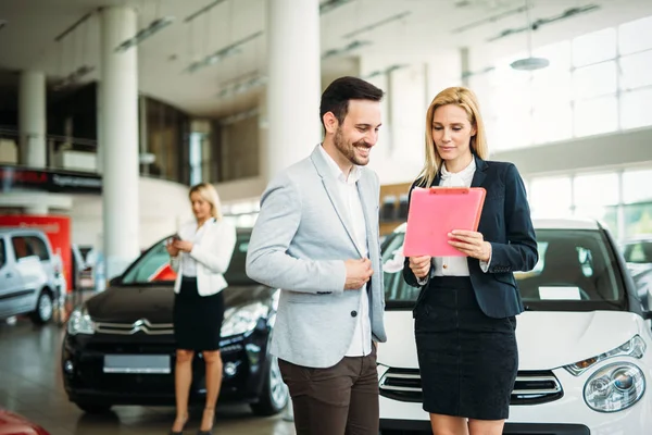 Junge Schöne Beraterin Showroom Gespräch Mit Dem Kunden — Stockfoto