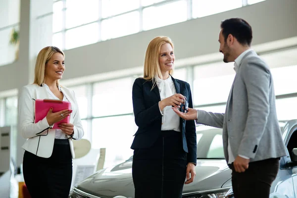 Joven Hermosa Mujer Consultora Ventas Coches Trabajando Sala Exposición — Foto de Stock