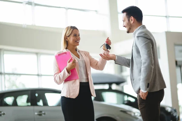 Negócio Automóveis Venda Carros Consumismo Conceito Pessoas Homem Feliz Show — Fotografia de Stock