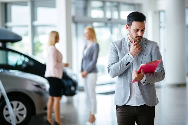 Başarılı Mutlu Adamı Bir Araba Bayilik Müşteriler Için Araç Satışı — Stok fotoğraf