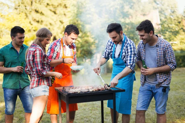 Unge Mennesker Nyter Grille Utendørs – stockfoto