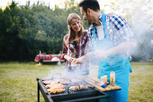 Unge Glade Mennesker Som Nyter Grilling Skogen – stockfoto