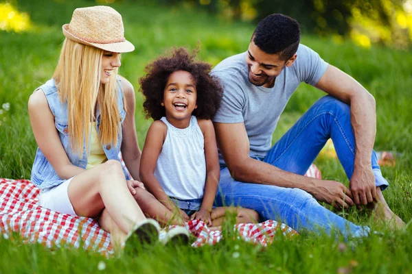 Imagem Casal Encantador Com Sua Filha Fazendo Piquenique Natureza — Fotografia de Stock