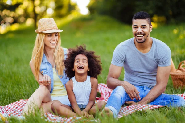 Imagem Casal Encantador Com Sua Filha Fazendo Piquenique Natureza — Fotografia de Stock