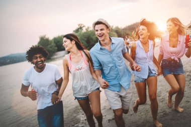 Plaj tatil zevk ve eğleniyor arkadaş grubu