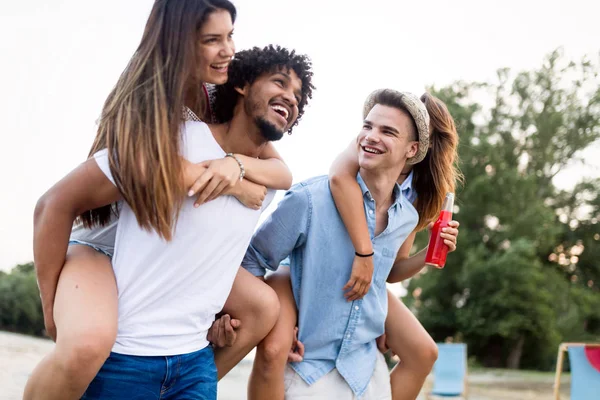 Amigos Divirtiéndose Playa Día Soleado — Foto de Stock