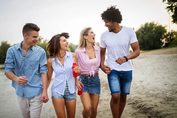 Teman Teman Muda Multirasial Bersenang Senang Pantai Waktu Musim Panas — Stok Foto