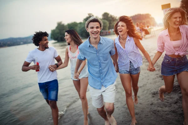 Grupo Amigos Disfrutando Vacaciones Playa Divirtiéndose — Foto de Stock