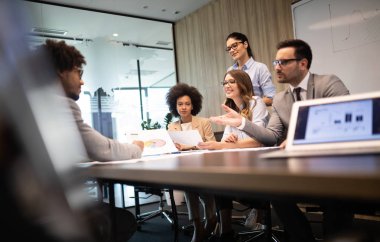 Bir grup başarılı iş adamı ofiste çalışıyor.