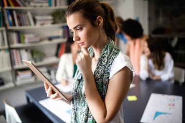 Modern ofiste çalışan iş adamlarının işbirliği ve analizi